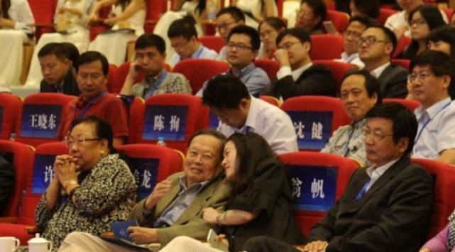 杨振宁与漂亮妻子翁帆近照, 两人相差54岁, 女