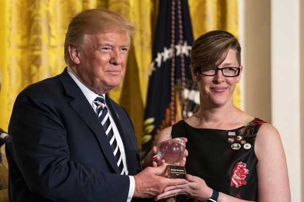 无声抗议!川普亲颁年度教师奖 获奖者把反川徽