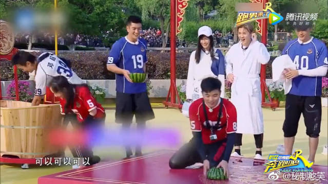 综艺大咖秀 奔跑吧兄弟杨幂脚夹瓜瓢砸陈赫一脸,赤赤表情好绝望!