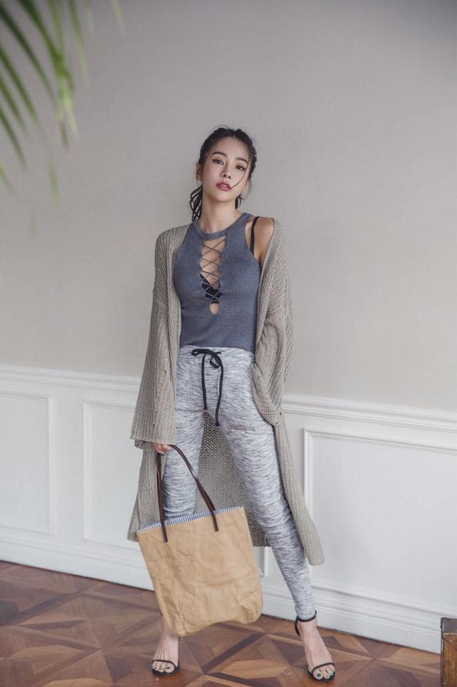 深灰色挂脖上衣, 灰色针织开衫和休闲裤, 穿出欧