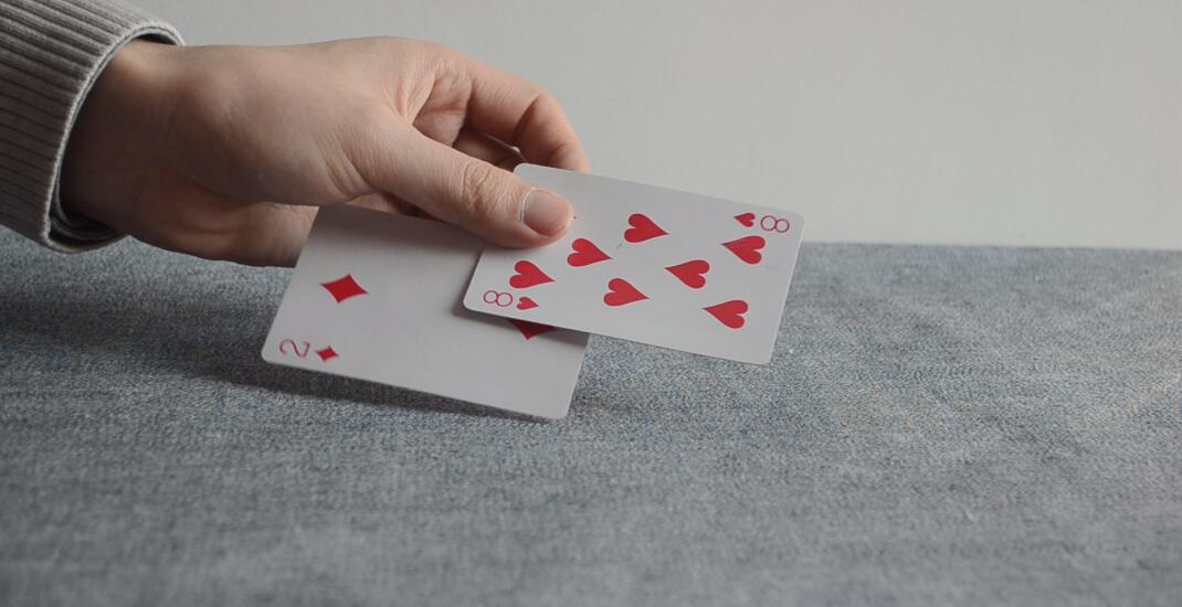 玩旧的扑克牌别扔了, 简单剪几刀, 改造成耳机收