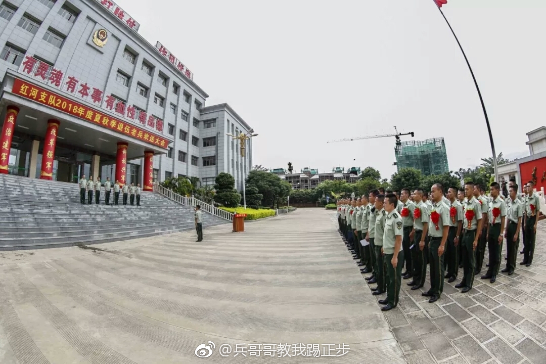 九月是个离别的季节武警红河支队队员踏上离别的列车