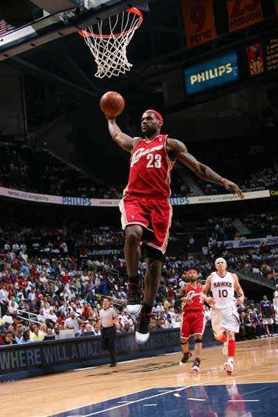 詹姆斯突破生涯40000分大关创NBA历史新纪元