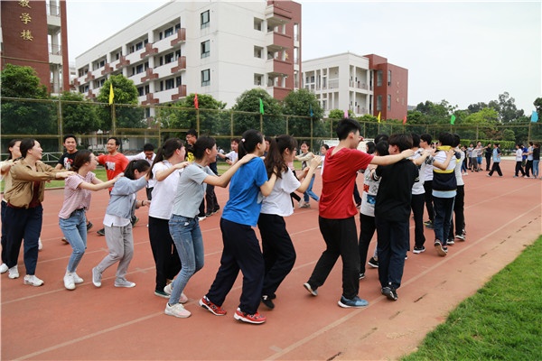 南宁市第八中学组织高三学生进行高考团体心理辅导活动