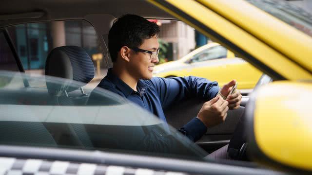 都说跑滴滴轻松月入上万,小伙租车跑网约车,一