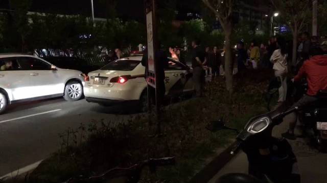 →_→//网友爆料：技师学院后面，汽车电动车小擦了下引起了打架，警察叔叔...