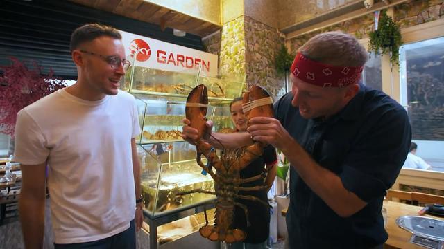 老外吃了只10斤重的大龙虾,光是虾钳子就有2斤