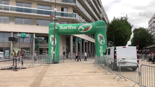 提前来到勒芒市中心的广场 给大家提前看看下午5点的巡游场地，到时给大家及...