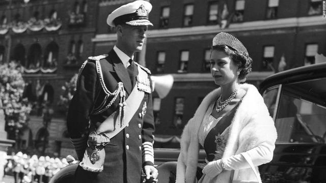 英国现在有谁可以直呼英国女王的名字？菲利普亲王可以吗？
