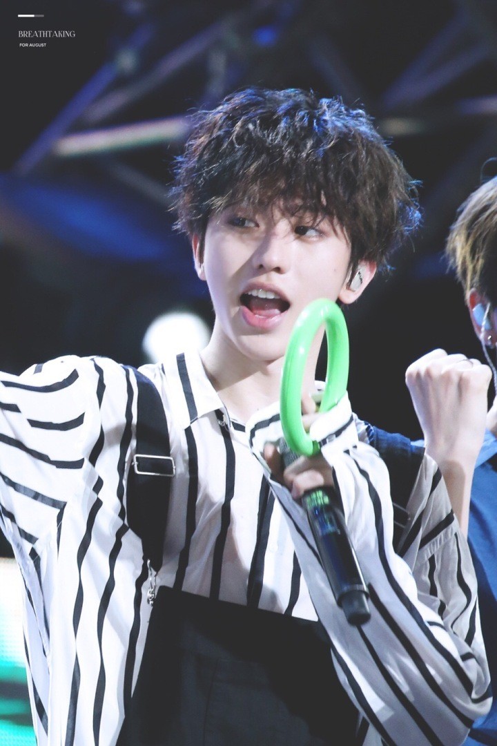 ninepercent武汉粉丝见面会,蔡徐坤条纹背带裤