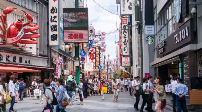 首次到日本旅游的中国女孩,乘坐电梯时,却被区