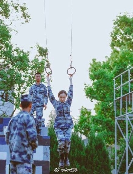 王威班长退伍后竟然开通微博,第一个关注的是