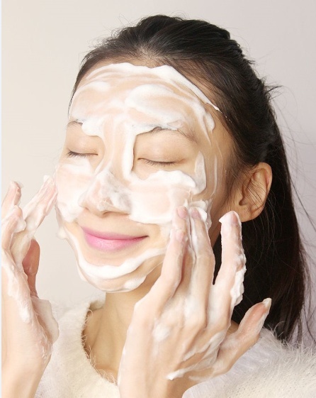 牙膏加上它,睡前洗脸3分钟,脸变白皙无斑,不反