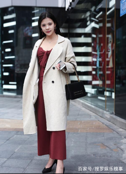 街拍:紧身衣果真是男人的大全,美女最爱有形的凹凸红衣服美女图片图片