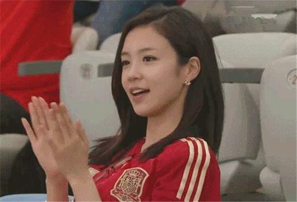 韩美女主播去世界杯!神似林允儿身材像漏斗,男