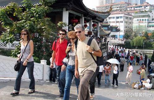外国人到中国旅游, 喜欢穿这些衣服晒太阳, 中国女孩却不敢