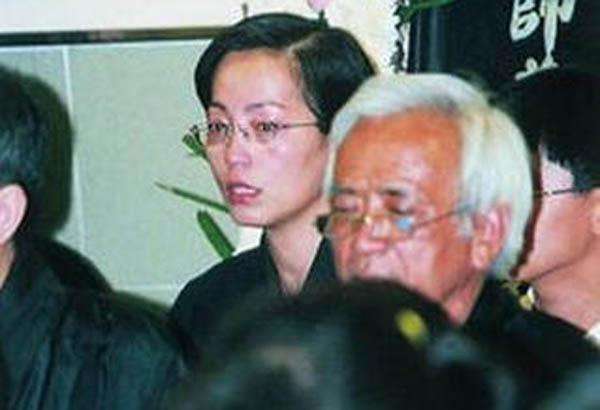林正英年仅45岁便离世,为何女友苑琼丹在披麻带孝时,见者无不落泪