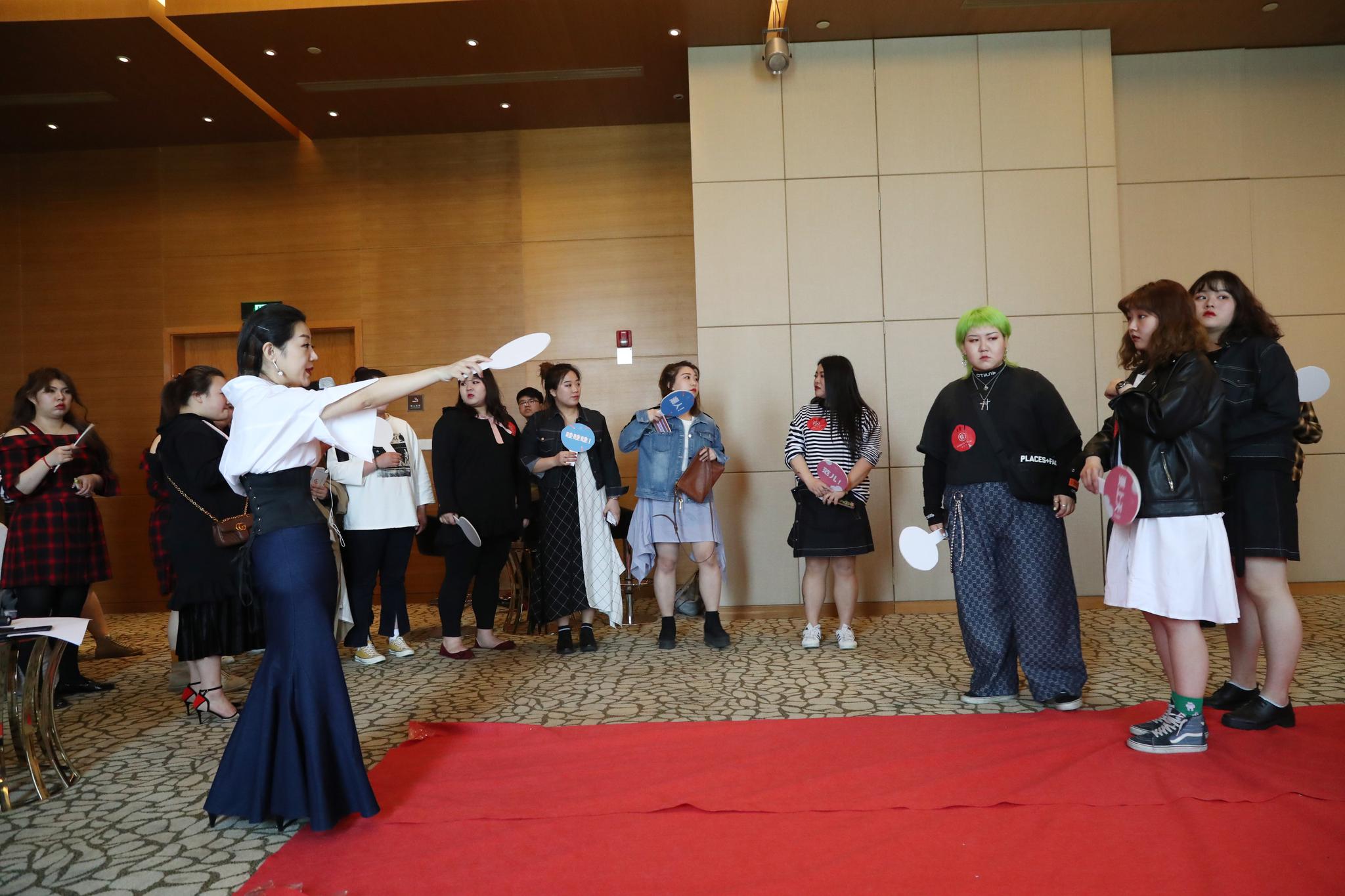 80斤剑桥美女博士百万年薪招聘大码模特,全国