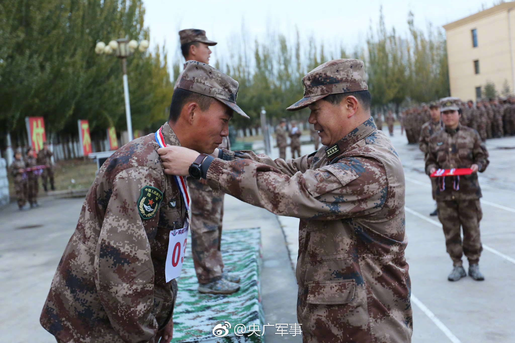 陆军第76集团军某旅举行铁锤子杯首届军事体