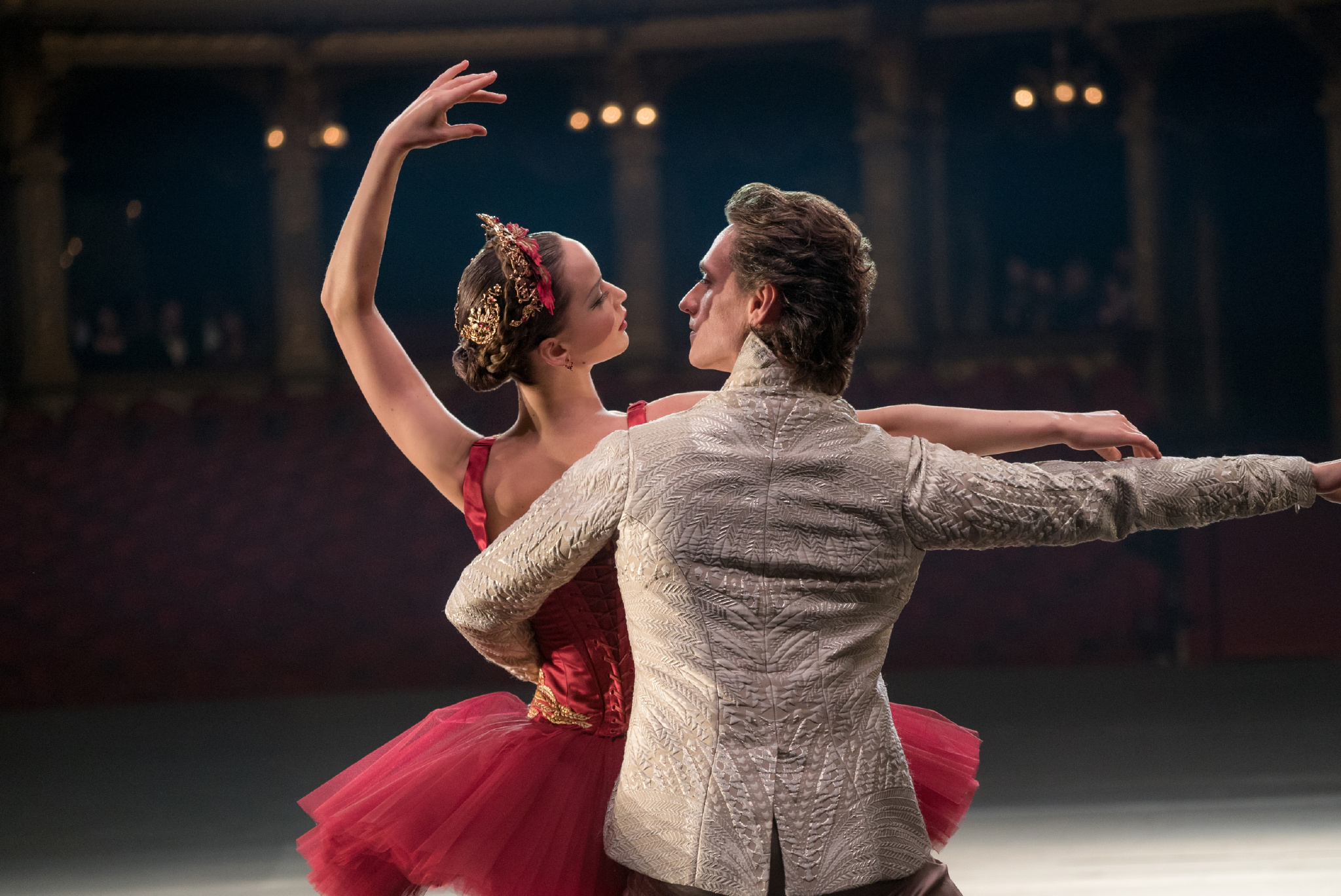 《红雀》最新剧照欣赏。詹妮弗·劳伦斯舞蹈服装造型很美