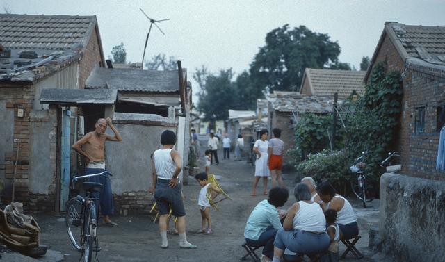 1991年中国经典历史老照片:在那个年代空调还不普及,炎热的夏天,男人