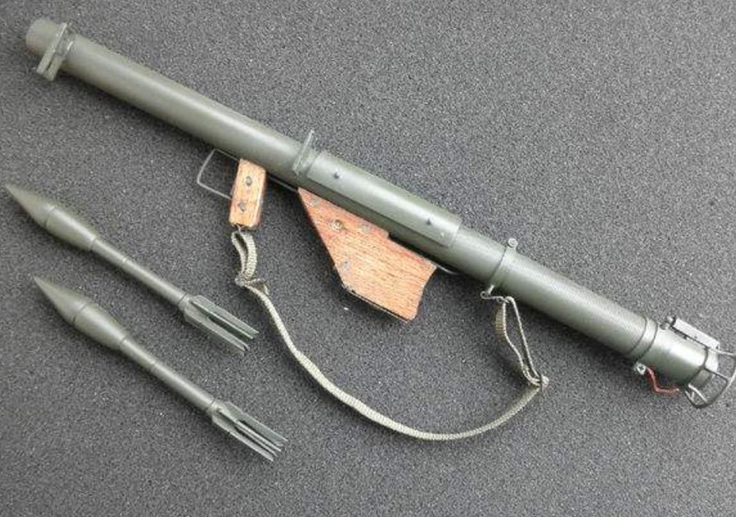 抗日雷剧: 女鬼子手持80年代, 英国LAW劳80反坦克火箭筒