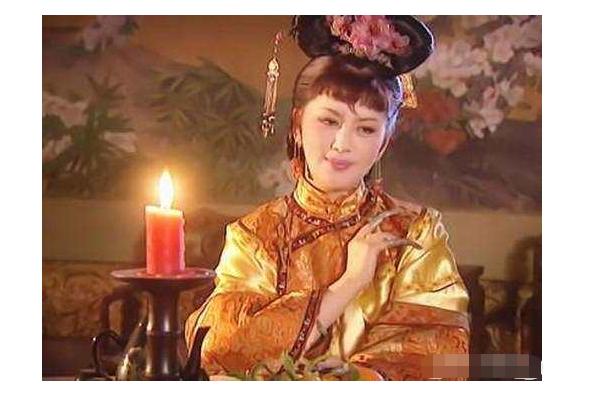 她曾是三级片“大众情人”，亚姐选美冠军，如今长相不堪入目
