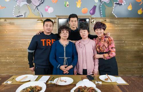 44岁赵海燕全家近照，丈夫一水哥胖到认不出，儿子颜值高还是校