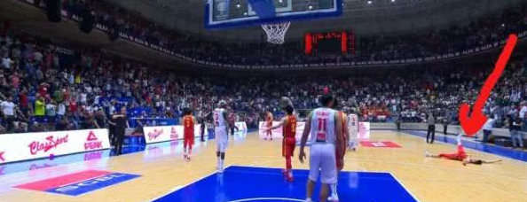 崩了!男篮蓝队比赛上,周鹏三分无效后,谁注意到