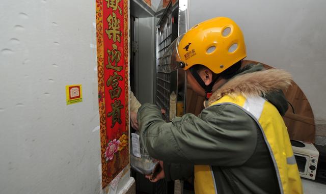 吃外卖的时候,最怕你倒在血泊中,这份外卖谁吃