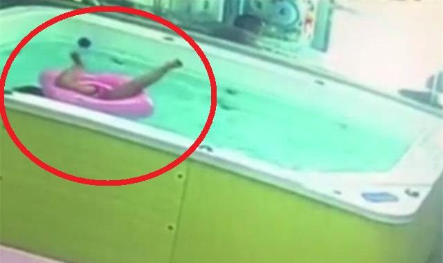 1岁女婴游泳溺水1分钟,妈妈玩手机没发现,现无