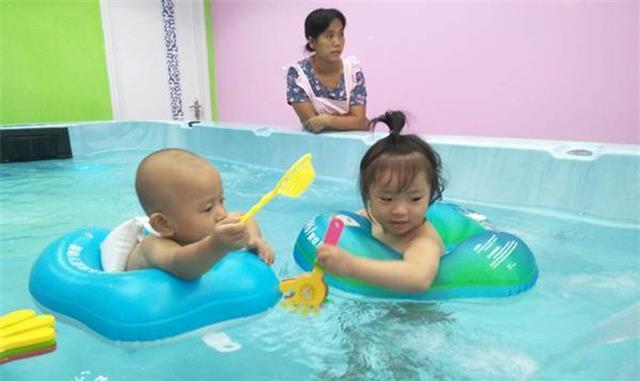 1岁女婴游泳溺水1分钟,妈妈玩手机没发现,现无