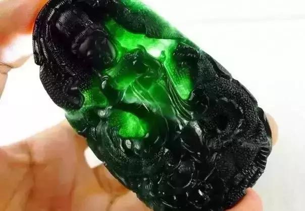 工:通常墨翠的做工都是比较繁杂的,所以越是光身的墨翠越好,除了人物