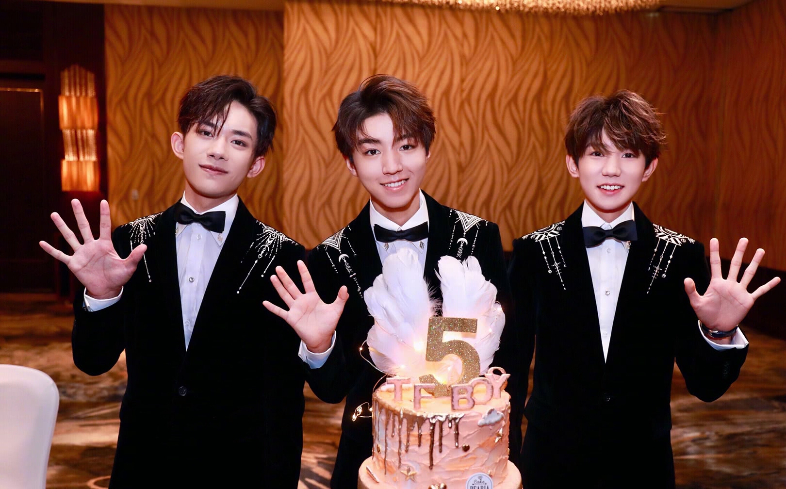 tfboys五岁之际,蜡像入驻上海杜莎夫人蜡像馆,三小只略显羞涩!