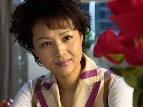 52岁茹萍一家近照，大3岁老公很有男人味，女儿长得比她还美