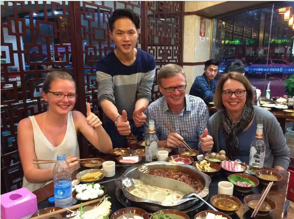 日本人第一次在中国吃火锅,结账时对服务员说