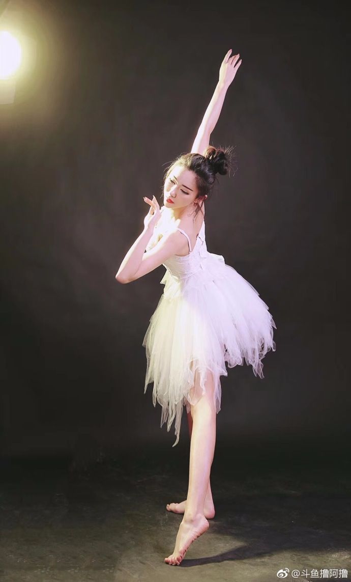 女神级舞蹈主播彩虹糖宣布入驻斗鱼,却因分在