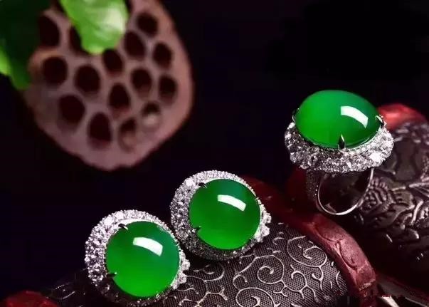 大爷嫌翡翠水头不好，将其放在水里，结果揪心了!