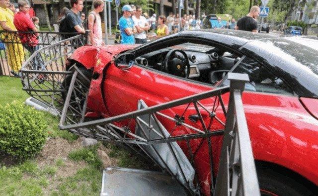 撞坏308万法拉利,没想到宝马车主以身相许,赚