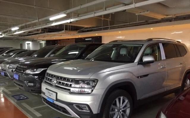 车库途昂揽胜摆在一起, 途昂尺寸更大, 4S店实测第三排空间足够