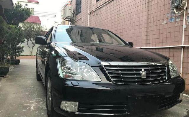 10万入手09年精品丰田皇冠，内外8成新，为何懂车的看了都说值？