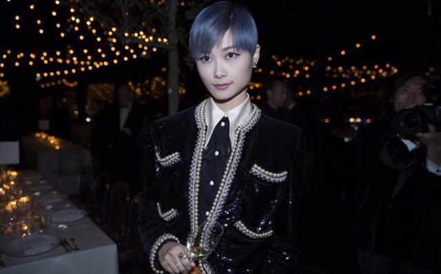 李宇春最新穿搭来袭,奶奶灰发型确实美,姑娘再次引领潮流