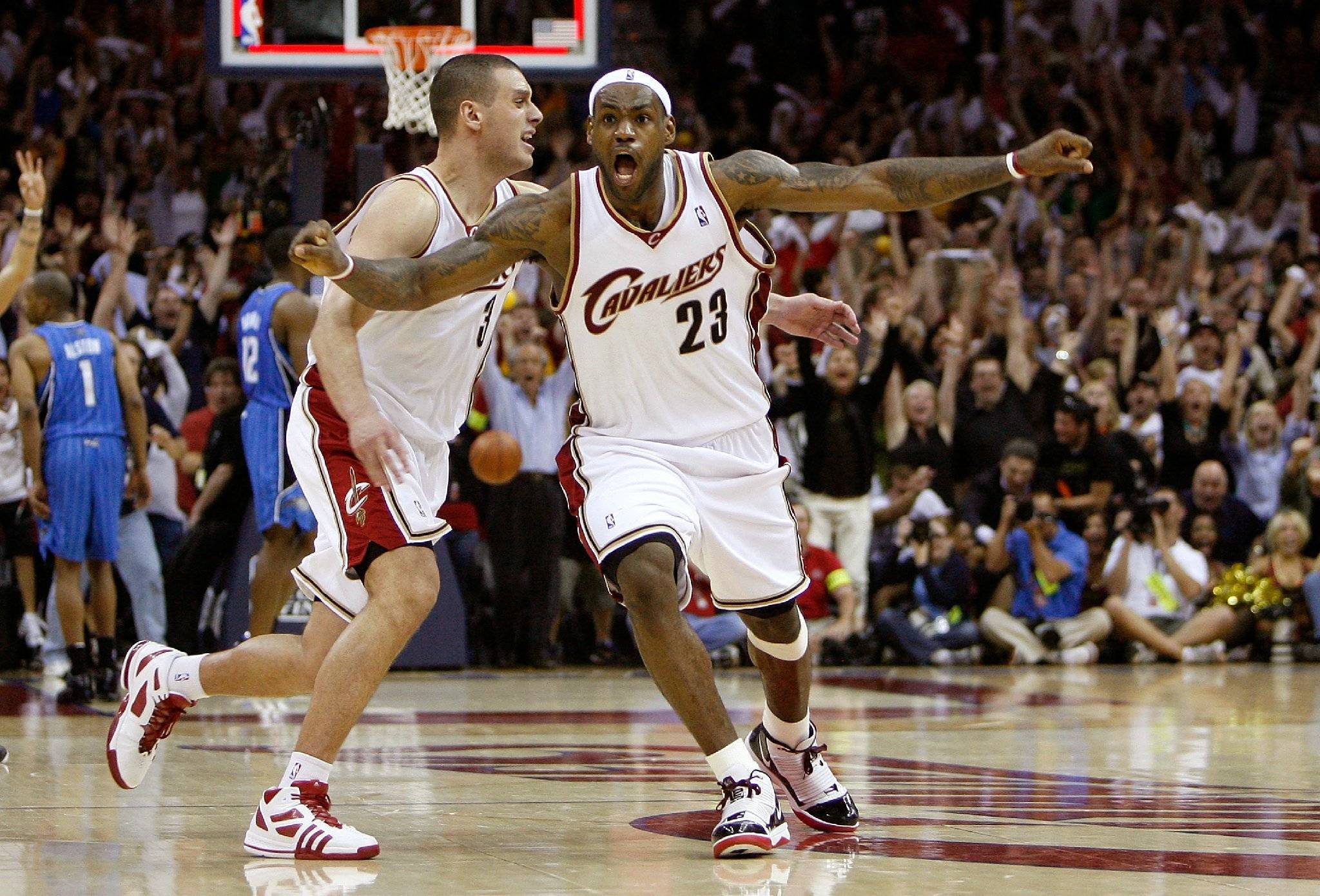 九年前詹姆斯用弧顶三分球一秒绝杀魔术