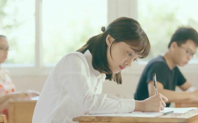 郑爽新剧开播一小时就破2.5亿,粉丝:连看八集,