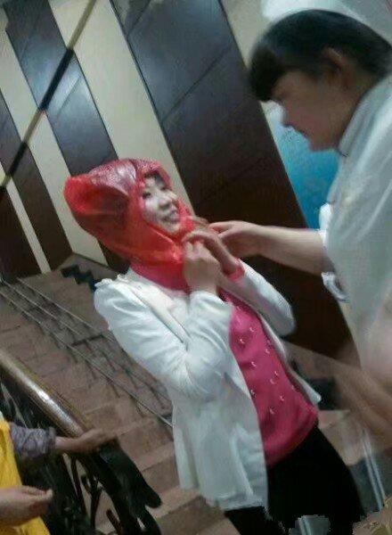 高铁上, 一男子打开导航仪后, 一直让乘务员减速