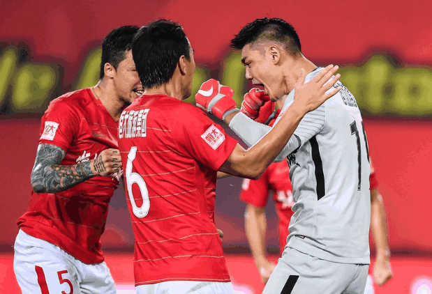 恒大击败国安球迷冲突后续, 场外恒大球迷引国