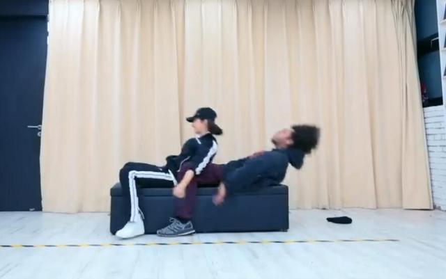 宋茜陈伟霆街舞燃炸,但他们的对话,却意外暴露