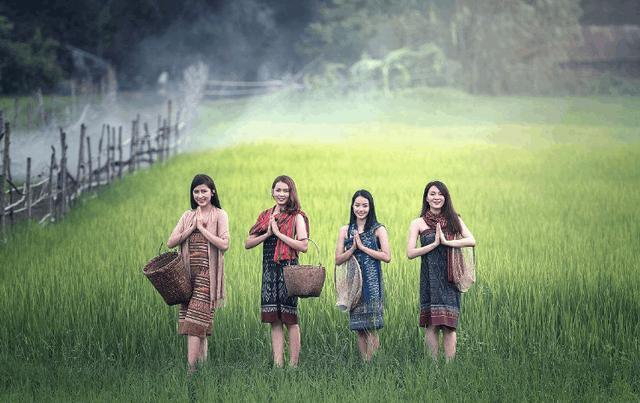 老挝人到中国旅游,坐上中国高铁后,竟然做了这个举动