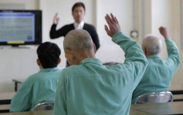 日本老人故意犯罪进监狱,真相让年轻人落泪