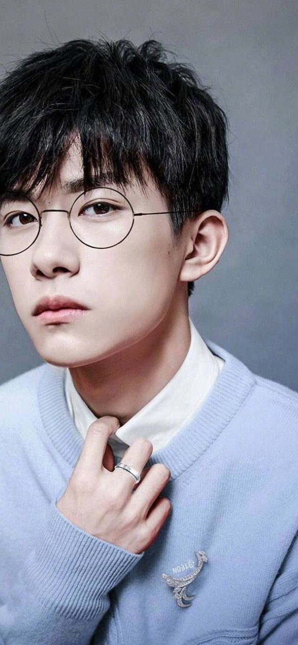 易烊千玺眼镜杀 戴着眼镜的千玺总是有一种禁